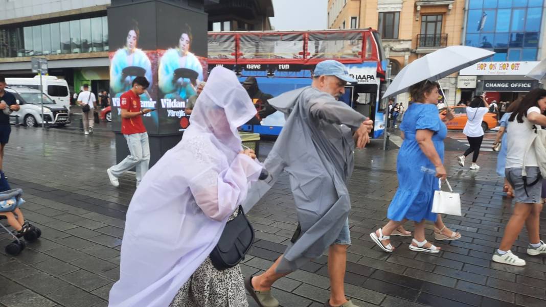 İstanbul’a sadece 5 dakika yetti! Meteoroloji uyarı üstüne uyarı yapmıştı 33